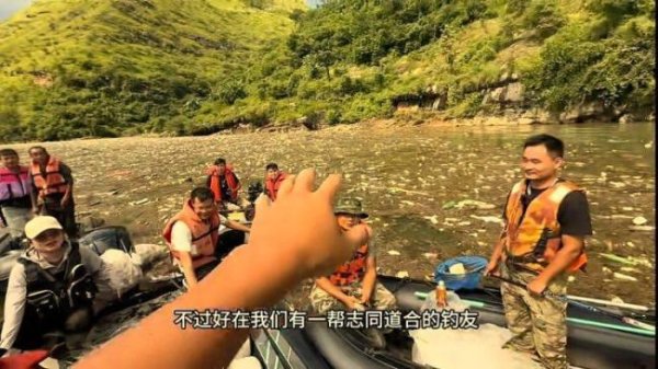 东程配资 钓鱼博主自发清理江面垃圾 行动引发网友点赞