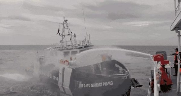 贵丰配资 中国海警的水炮有多强 让菲船人员挥舞白旗求饶